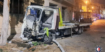 Perde il controllo del furgone e si schianta contro un albero a Paola