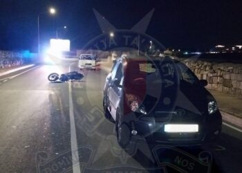 Travolge un motociclista, si schianta contro due auto e poi scappa: polizia sulle tracce del fuggitivo