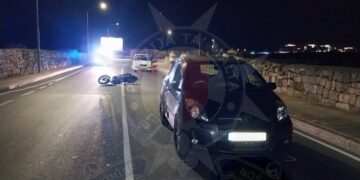 Travolge un motociclista, si schianta contro due auto e poi scappa: polizia sulle tracce del fuggitivo