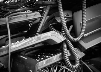 rifiuti elettronici, telefoni vecchi, apparecchiature, spazzatura elettronica