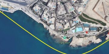 Chiazza di petrolio in mare, scatta il divieto di balneazione nei pressi della Pet Friendly Beach di Tigné Point