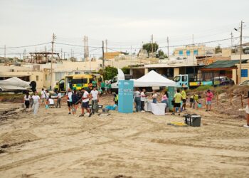 La spiaggia di White Tower Bay “libera” dai rifiuti grazie al lavoro di 60 volontari