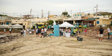 La spiaggia di White Tower Bay “libera” dai rifiuti grazie al lavoro di 60 volontari