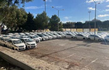 Parcheggio trasformato in deposito per le auto Sicily by Car: Comune di Santa Lucija organizza protesta collettiva