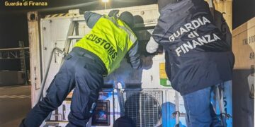 Maxi-sequestro al porto di Livorno: intercettati 40 chili di cocaina nascosti tra le banane, tre arresti