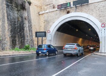 Lavori “urgenti” di asfaltatura presso i tunnel di Santa Venera responsabili delle lunghe code di questa mattina