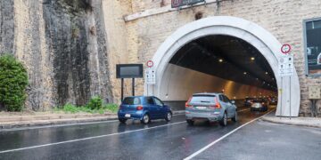 Lavori “urgenti” di asfaltatura presso i tunnel di Santa Venera responsabili delle lunghe code di questa mattina