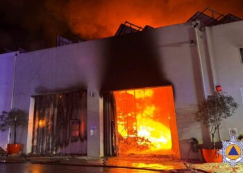 Fiamme divorano dei magazzini a Burmarrad, feriti tre vigili del fuoco