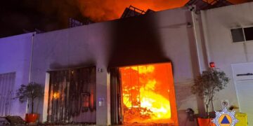 Fiamme divorano dei magazzini a Burmarrad, feriti tre vigili del fuoco