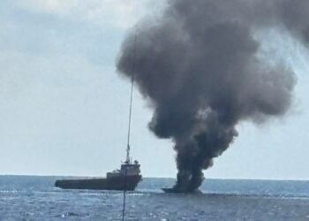 Barca in fiamme al largo di Delimara: un ferito