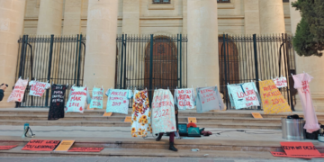 Folla riunita davanti al tribunale per la giornata internazionale contro la violenza sulle donne