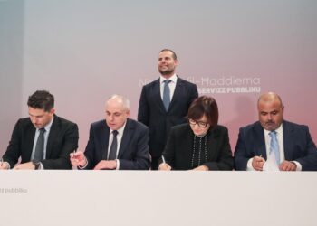 Firmato nuovo accordo collettivo per i dipendenti del servizio pubblico: benefici per 33.000 lavoratori