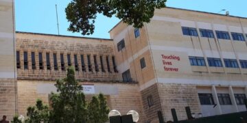 Piccolo incendio al Junior College subito domato dai vigili del fuoco