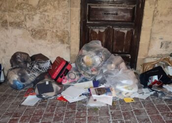 Tra i rifiuti abbandonati in strada spuntano documenti sensibili: dati, referti psicologici e materiale elettorale