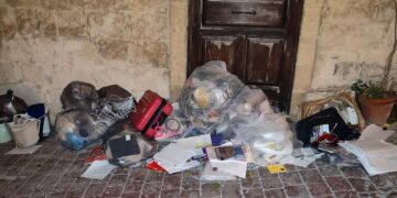 Tra i rifiuti abbandonati in strada spuntano documenti sensibili: dati, referti psicologici e materiale elettorale