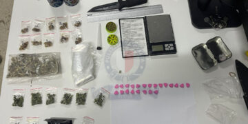 Soldi, droga e strumenti per confezionare le dosi: diciannovenne in manette