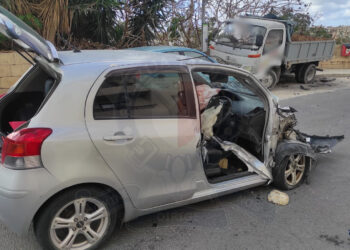 Perde il controllo dell’auto e si schianta contro un camion in sosta a Naxxar