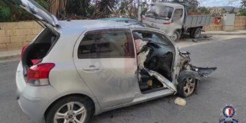 Perde il controllo dell’auto e si schianta contro un camion in sosta a Naxxar