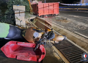 Si schianta con la moto contro un cassone: centauro gravemente ferito