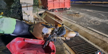Si schianta con la moto contro un cassone: centauro gravemente ferito