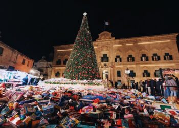 Piazza Castille si riempie di doni per regalare un sorriso a Natale anche ai bambini meno fortunati