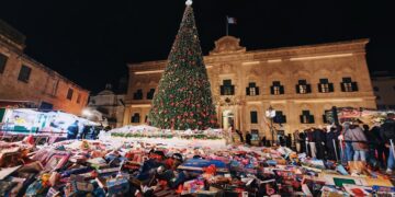 Piazza Castille si riempie di doni per regalare un sorriso a Natale anche ai bambini meno fortunati