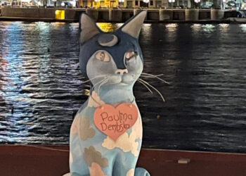 La statua gigante al parco dei gatti di Sliema indossa ora un collare in ricordo di Paulina Dembska