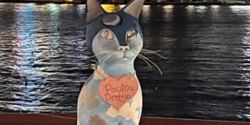 La statua gigante al parco dei gatti di Sliema indossa ora un collare in ricordo di Paulina Dembska