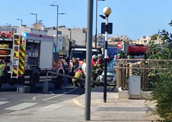 Auto si schianta contro un muro a Rabat; ferita anziana passeggera