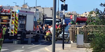 Auto si schianta contro un muro a Rabat; ferita anziana passeggera
