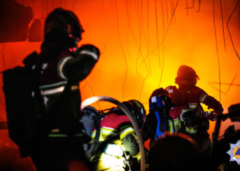 Vigili del fuoco spengono incendio in un capannone a Santa Venera