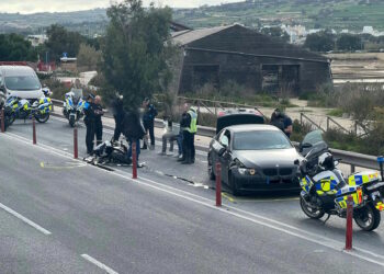 Scontro auto-moto lungo la Coast Road: traffico in tilt