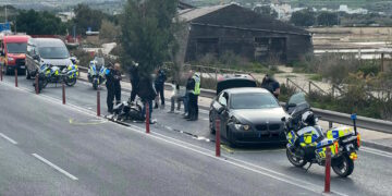Scontro auto-moto lungo la Coast Road: traffico in tilt