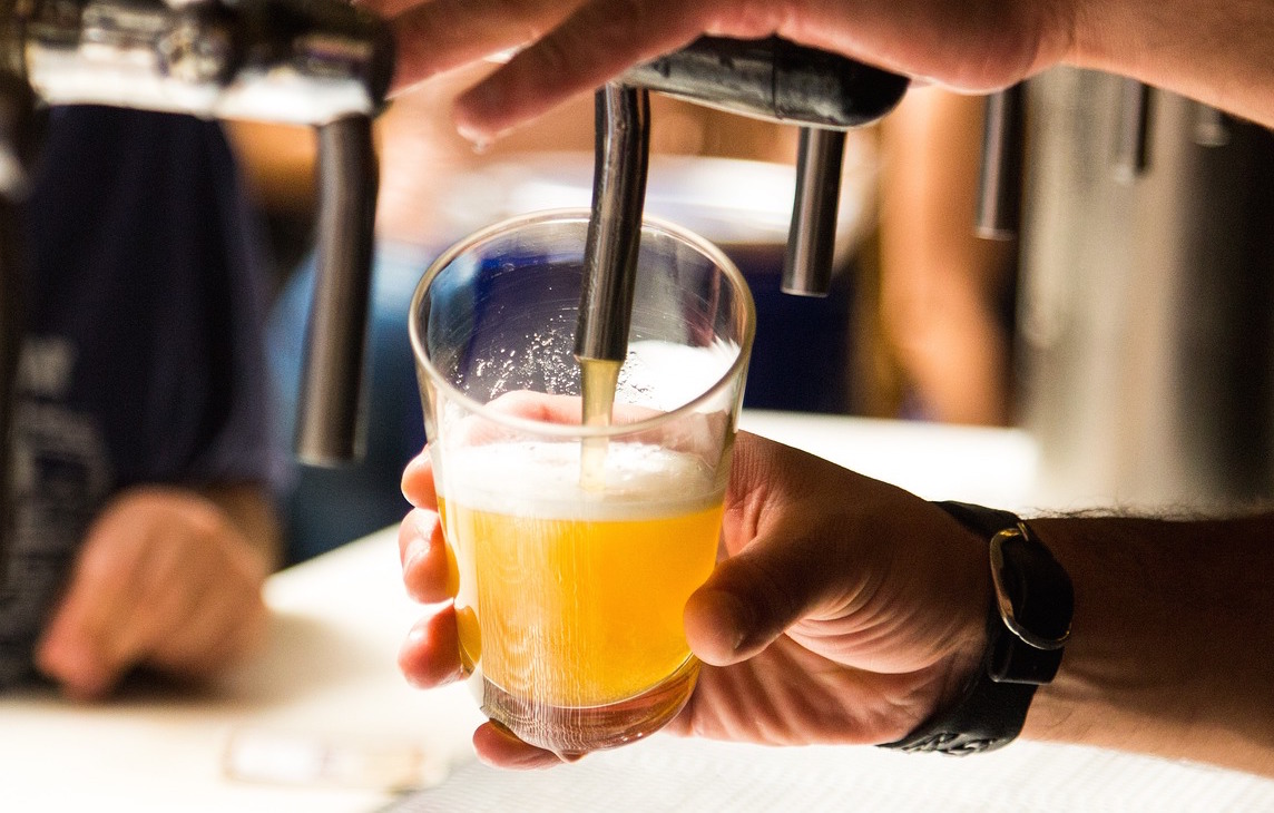 Alcol, stretta su accessibilità ai minori e pubblicità via social: presentata la nuova politica nazionale