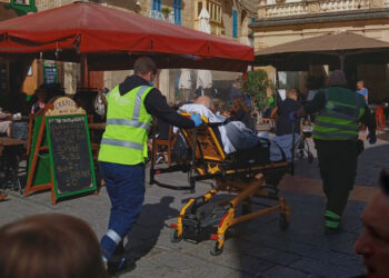 Malore in piazza a Victoria, anziano trasportato in barella tra tavoli e sedie fino all’ambulanza