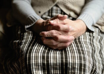 anziana anziani mani vecchia vecchi