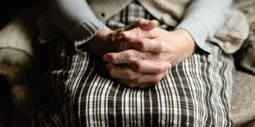 anziana anziani mani vecchia vecchi