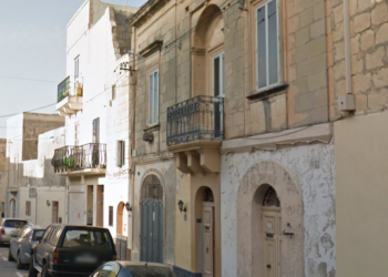 Crolla il tetto di una casa vicino a un cantiere a Mosta