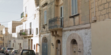 Crolla il tetto di una casa vicino a un cantiere a Mosta