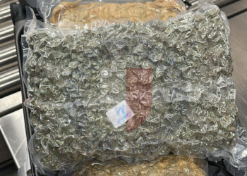 Traffico di droga, doppia operazione. Cannabis all’aeroporto e per posta, due arresti