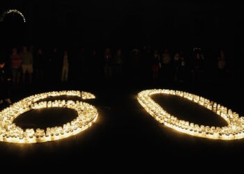 Valletta si “spegne” per un’ora: centinaia di candele illuminano St. George’s Square per l’Earth Hour