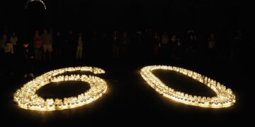 Valletta si “spegne” per un’ora: centinaia di candele illuminano St. George’s Square per l’Earth Hour