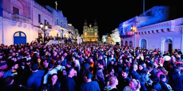 Un popolo in cammino nel nome della solidarietà: 10.000 partecipanti alla marcia del Venerdì Santo di Puttinu Cares