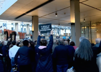 Folla in piazza contro la riforma delle inchieste, monta la protesta: «Legge infame e antidemocratica»