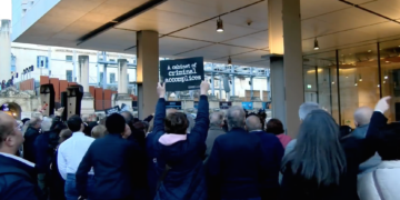 Folla in piazza contro la riforma delle inchieste, monta la protesta: «Legge infame e antidemocratica»