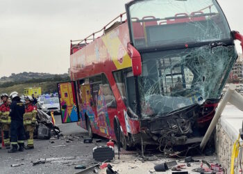Incidente sulla Coast Road: scontro tra auto e bus turistico a due piani