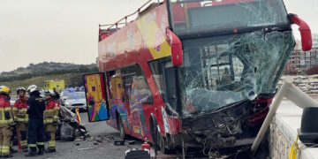 Incidente sulla Coast Road: scontro tra auto e bus turistico a due piani
