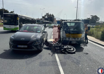 Schianto tra tre veicoli a Marsa; centauro gravemente ferito