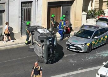 Incidente a Birkirkara, taxi sbanda e si ribalta su un fianco