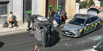 Incidente a Birkirkara, taxi sbanda e si ribalta su un fianco